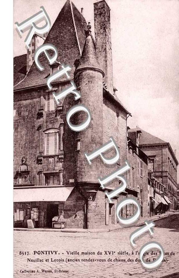 Vieille maison a l'angle des rues de Neuillac et Lorois