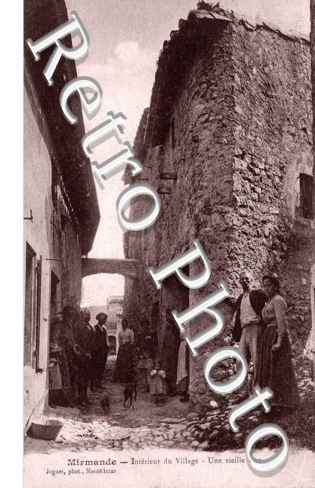Interieur du village - une vieille rue