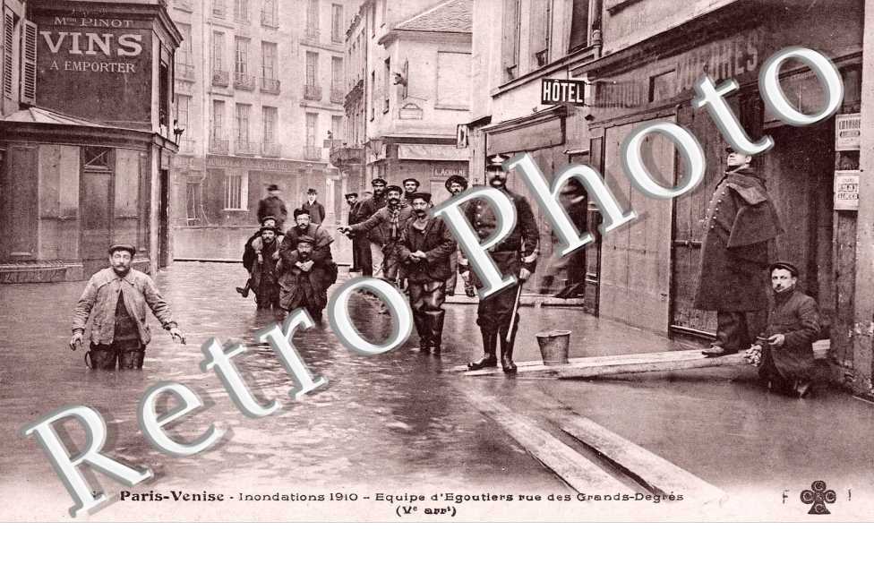 inondations 1910 Equipe d'egoutiers rue des Grands Degres