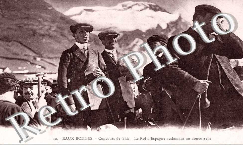 Concours de Skis, le Roi d'Espagne acclamant un concurrent