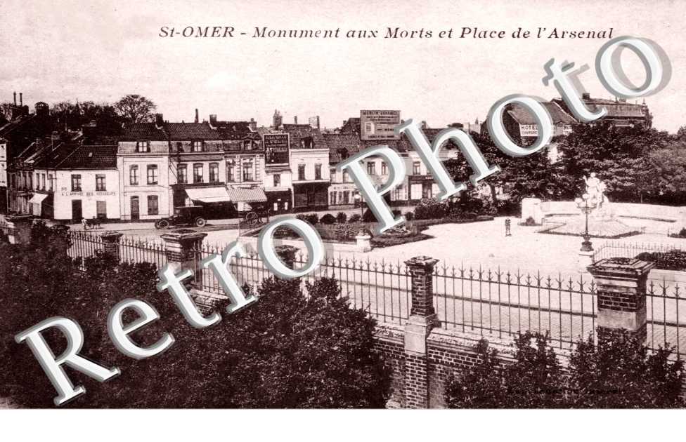 MONUMENT AUX MORTS ET PLACE DE L'ARSENAL