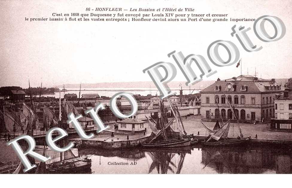 Les bassins et l'Hotel de Ville
