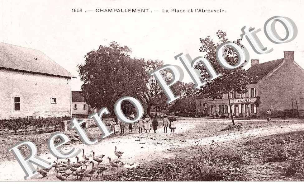 la place et l'abreuvoir