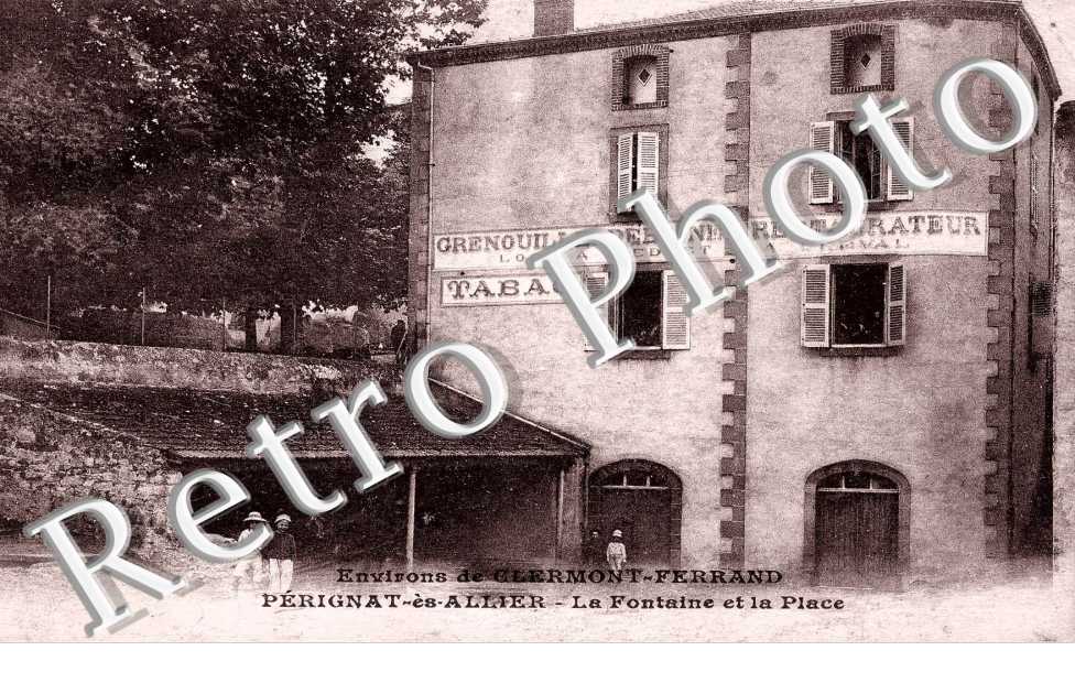 La fontaine et la place Restaurateur Grenouille Debaine