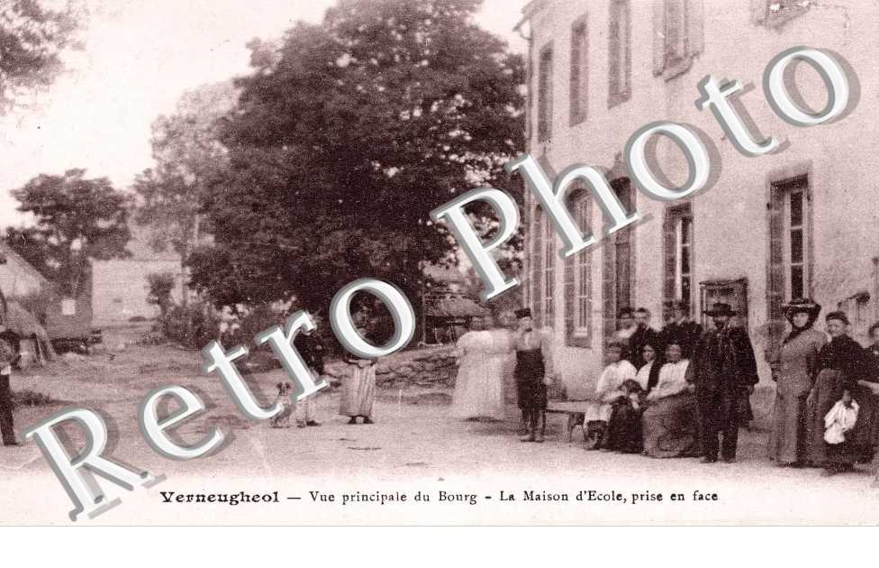 vue principale du bourg, la maison d'ecole, prise en face
