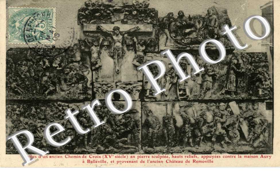Hauts reliefs appuyees contre la maison Aury