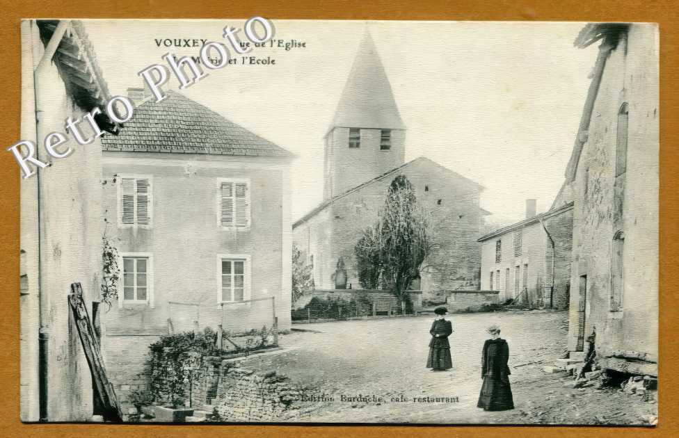 rue de l'eglise  la mairie et l'ecole