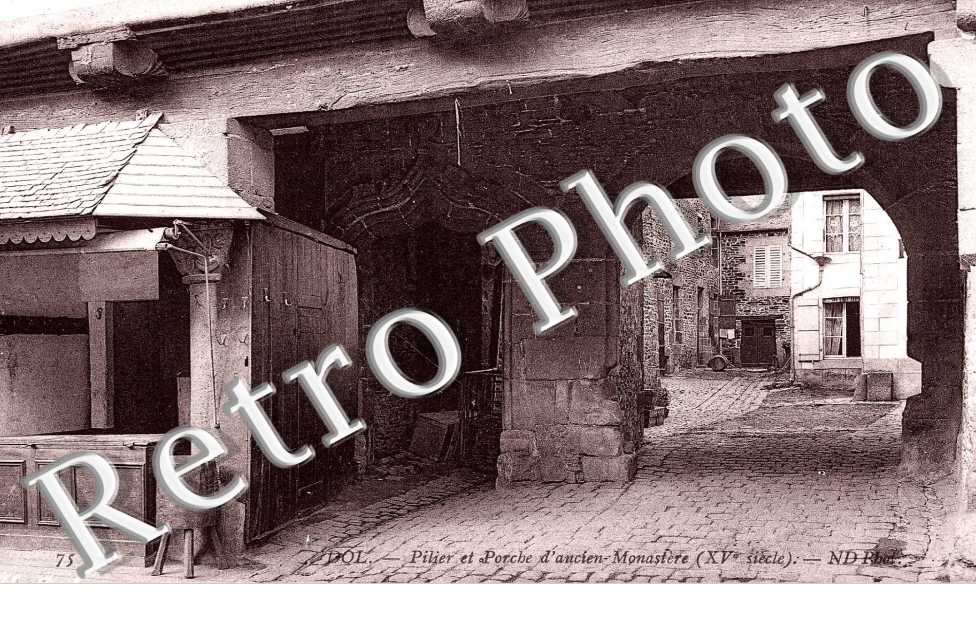 pilier et porche d'ancien monastere