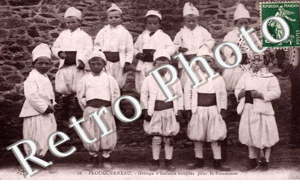 groupe d'enfants habilles pour la procession