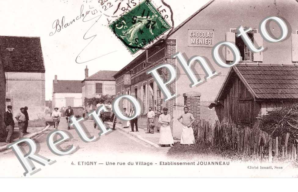 une rue du village, l'etablissement Jouanneau