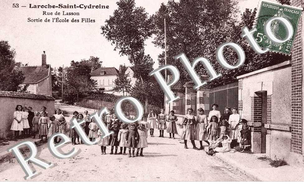 rue de Lasson, sortie de l'ecole des filles