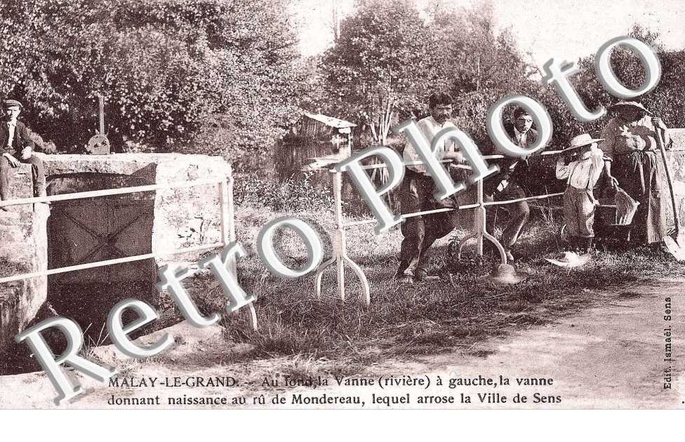 au fond, la Vanne (riviere),a gauche, la vanne donnant naissance au ru de Mondereau qui arrose Sens