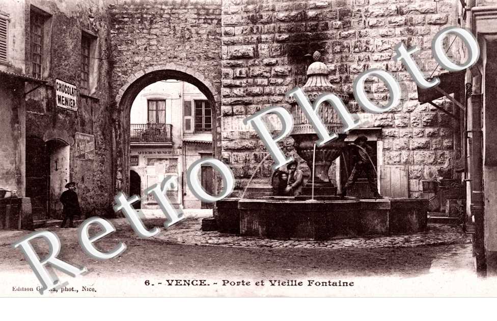 Porte et vieille fontaine