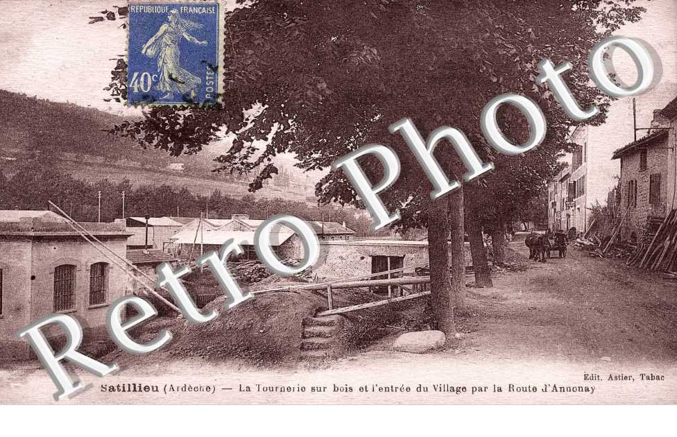 la Tournerie sur bois et l'entree du village