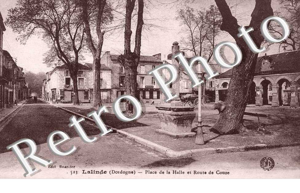 Place de la halle et route de Couze