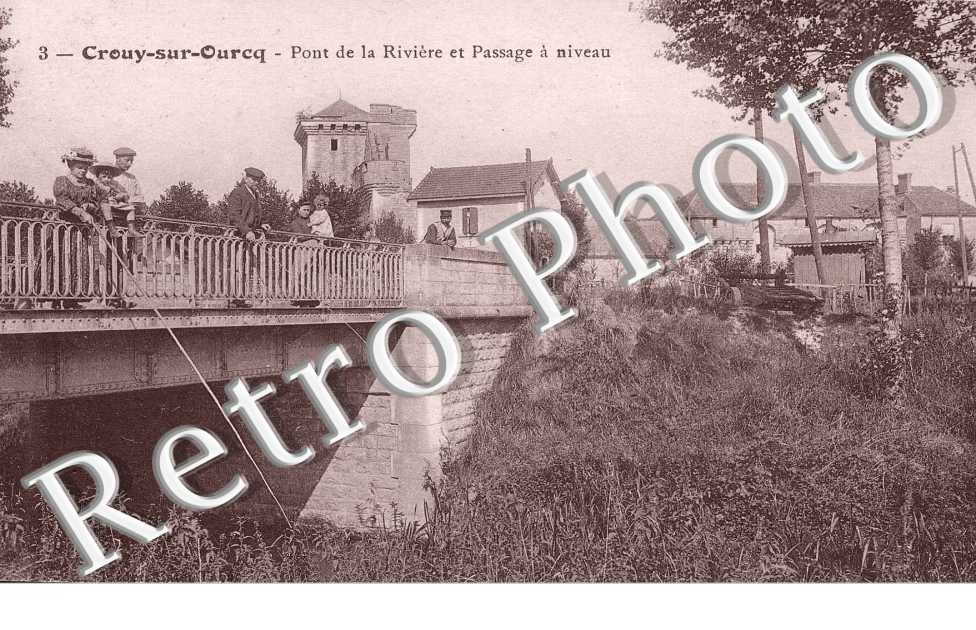 Pont de la riviere et passage a niveau