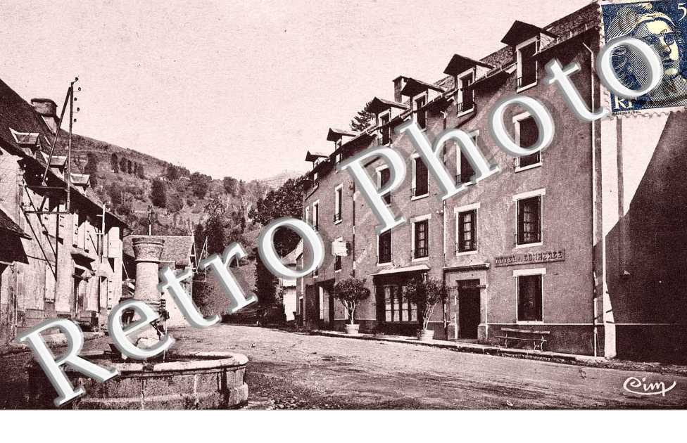 La place et l'hotel du commerce