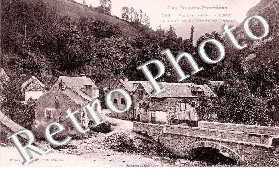 Le ponte et la route de Bedous