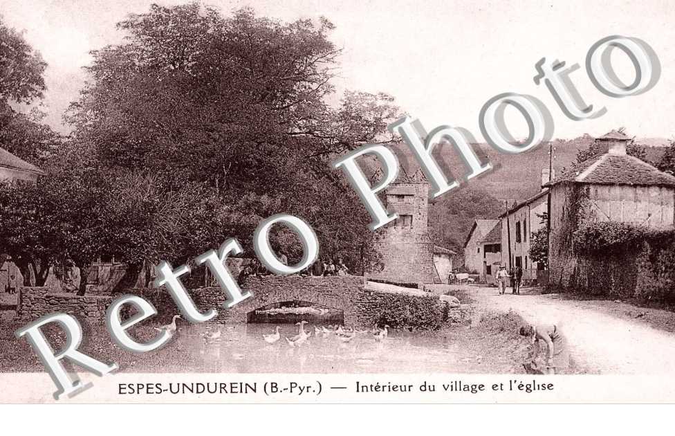 Interieur du village et l'eglise