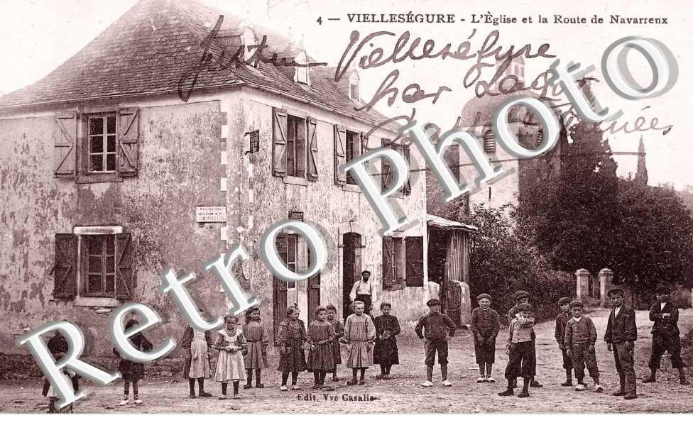 L'eglise et la route de Navarrenx