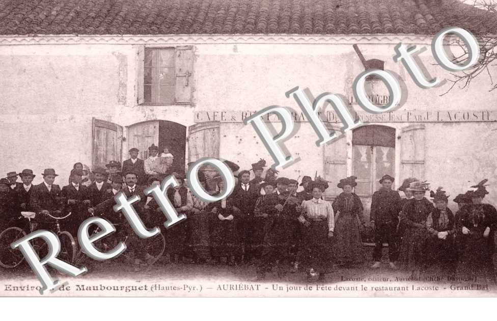 Un Jour de fête devant le restaurant Lacoste