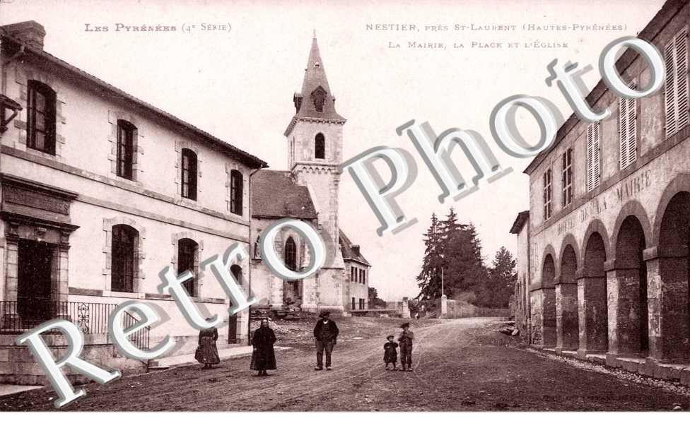 la Mairie, la Place et l'Eglise