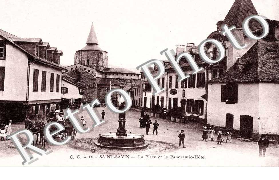 La place et le Panoramic-hotel