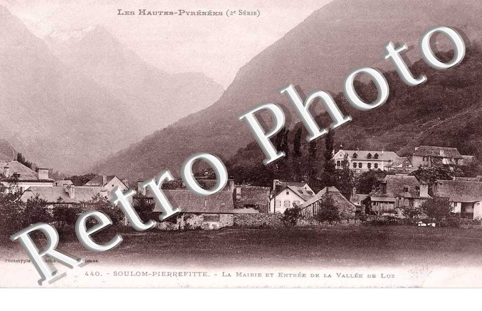 La mairie et entree de la vallee de Luz