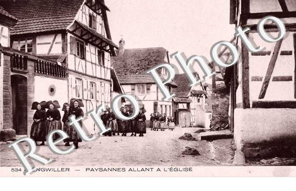 Paysannes allant à l'église