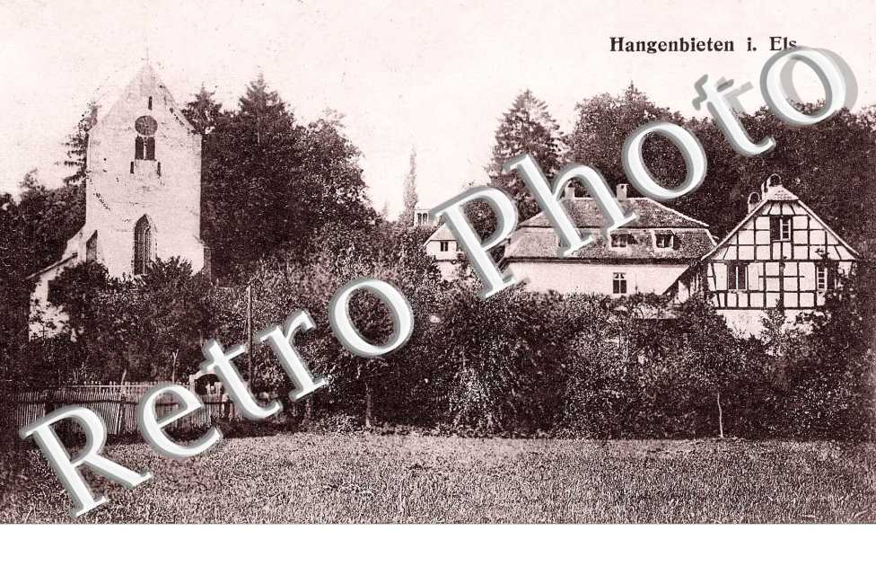 Vue générale avec l'église en fond