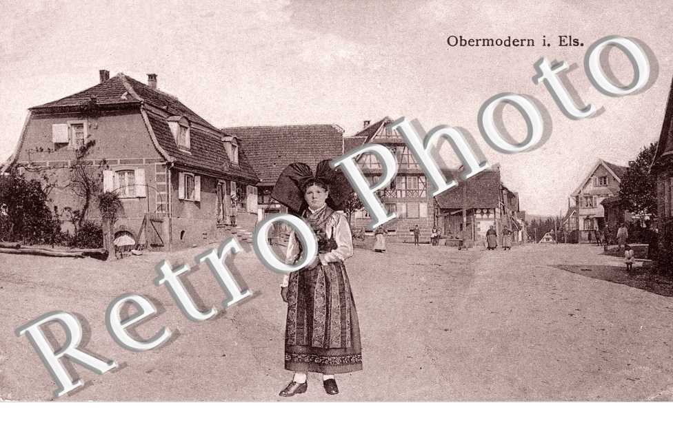 Une Alsacienne dans une rue
