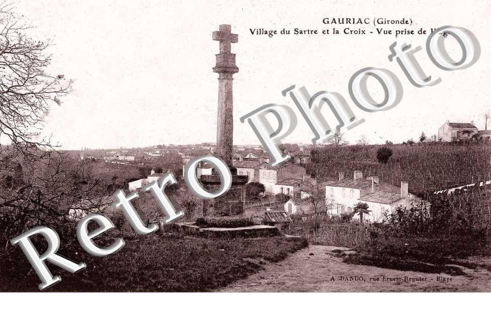 Vue prise de l'eglise - Village du Sartre et la croix