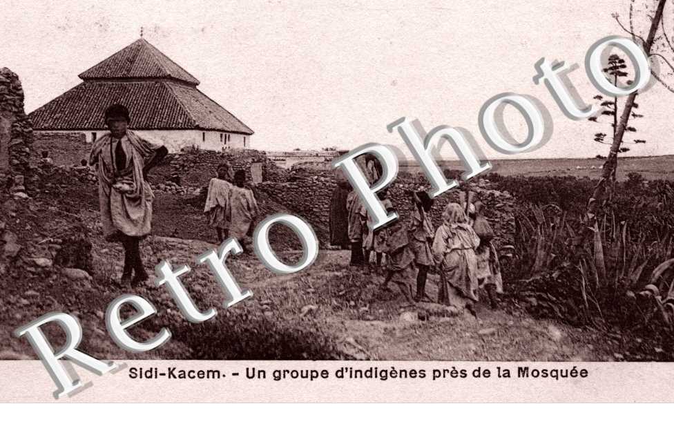 UN GROUPE D'indigenes pres de la Mosquee
