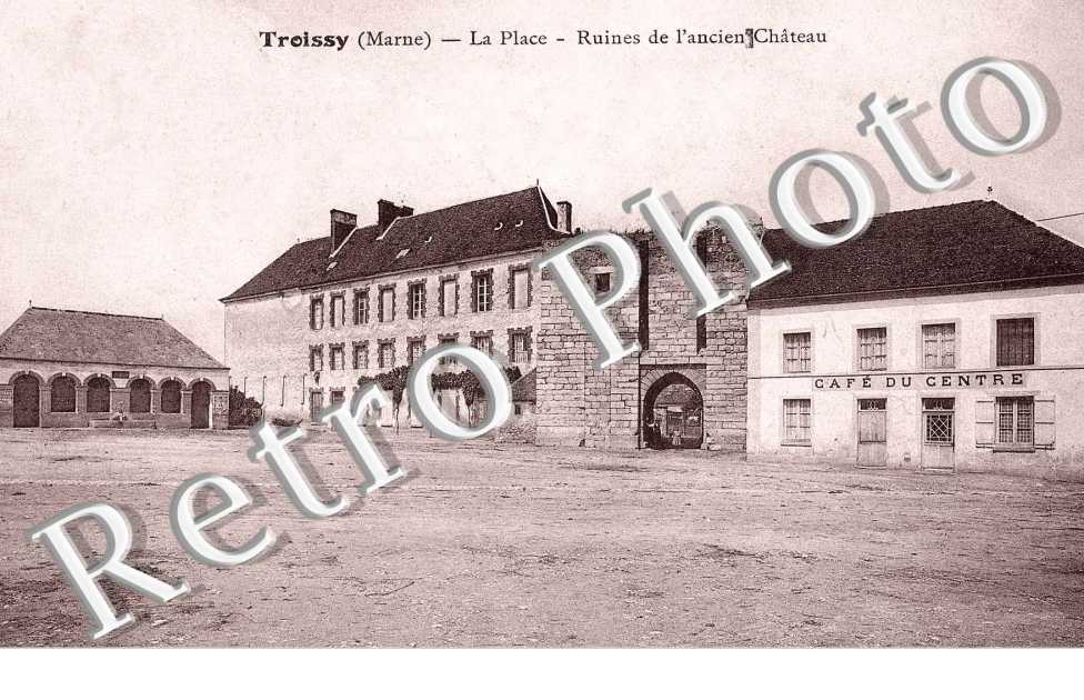 la place, ruines de l' ancien chateau
