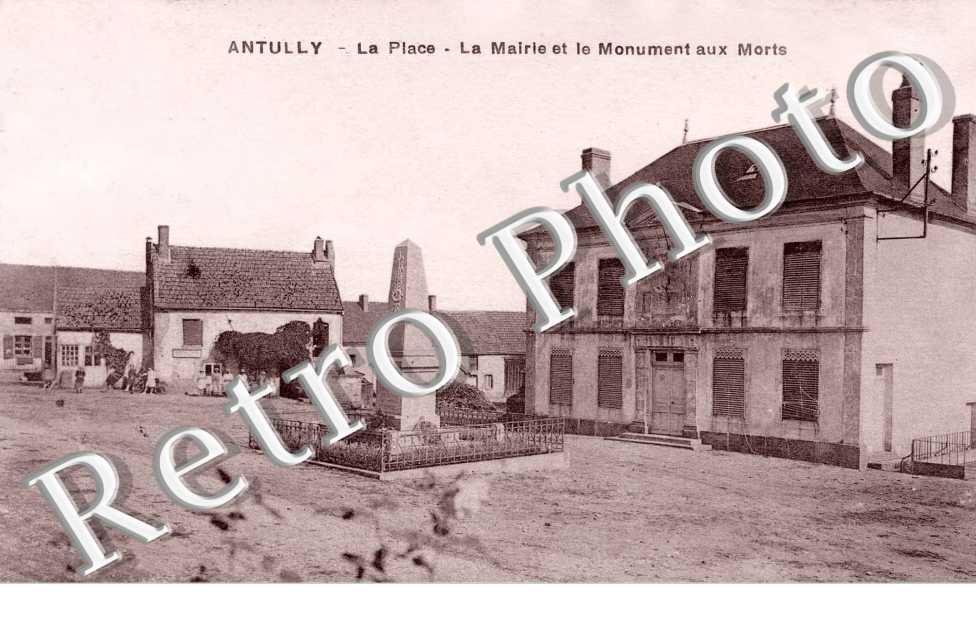 La Place, La Mairie et le Monument aux Morts