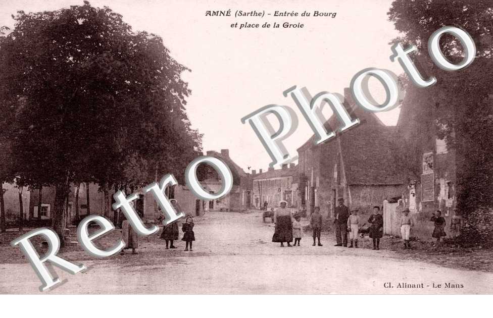 Entree du bourg et place de la Groie