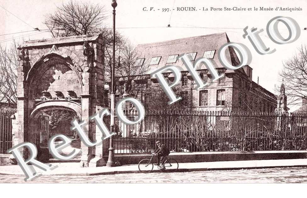  LA PORTE SAINTE-CLAIRE ET LE MUSEE D'ANTIQUITES rue de la République