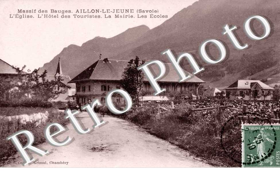 L'Eglise, l'Hotel des Touristes, la Mairie et les Ecoles