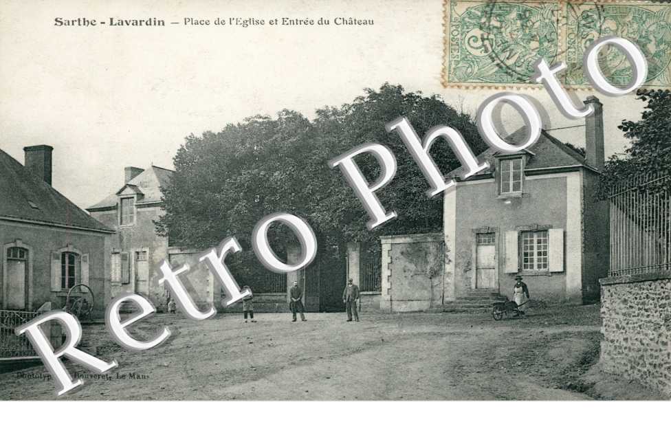 Place de l'eglise et entree du chateau