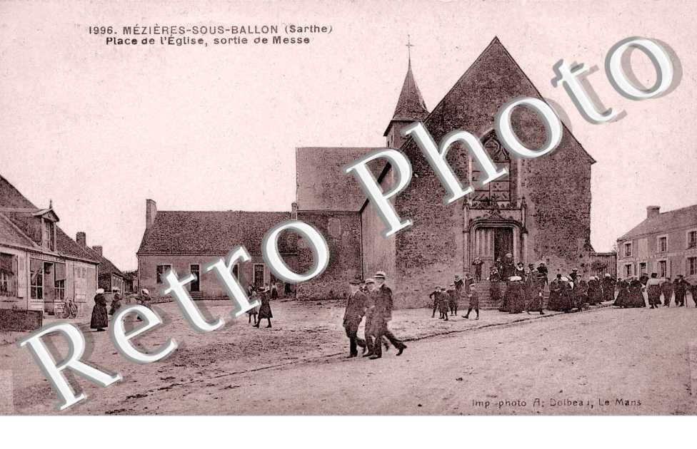 place de l'église, sortie de messe