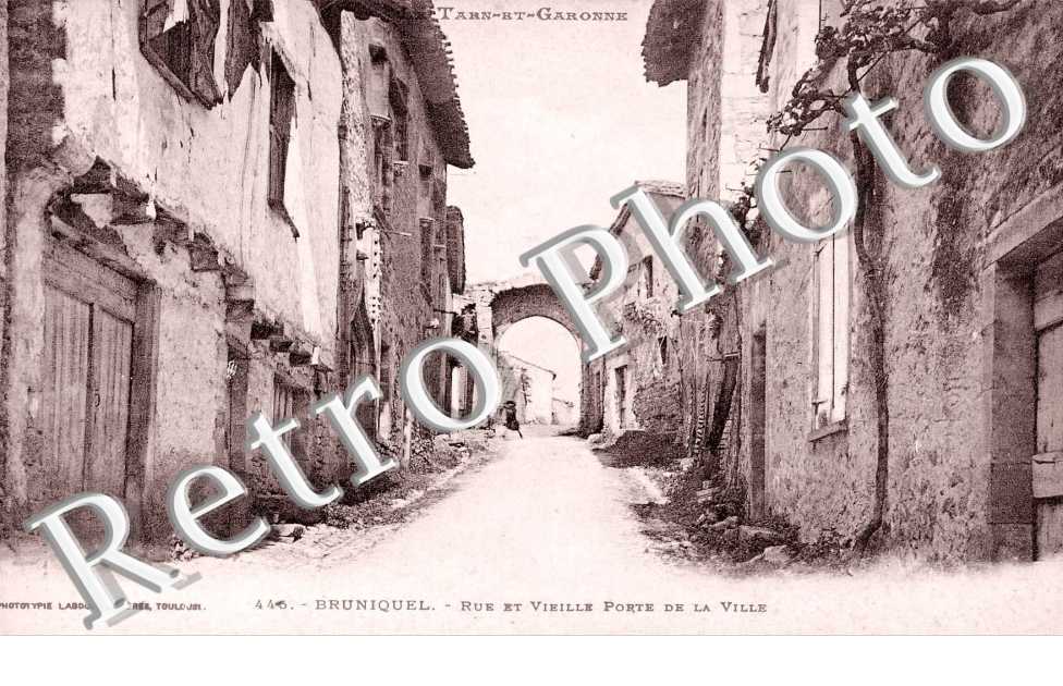 rue et vieille porte de la ville