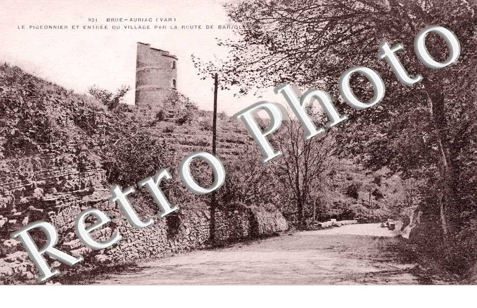 Le pigeonnier et entree du village