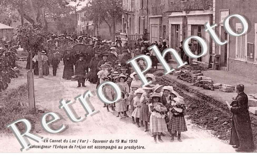 Souvenir du 19 mai 1910 - Monseigneur l'Eveque est accompagne au presbytere