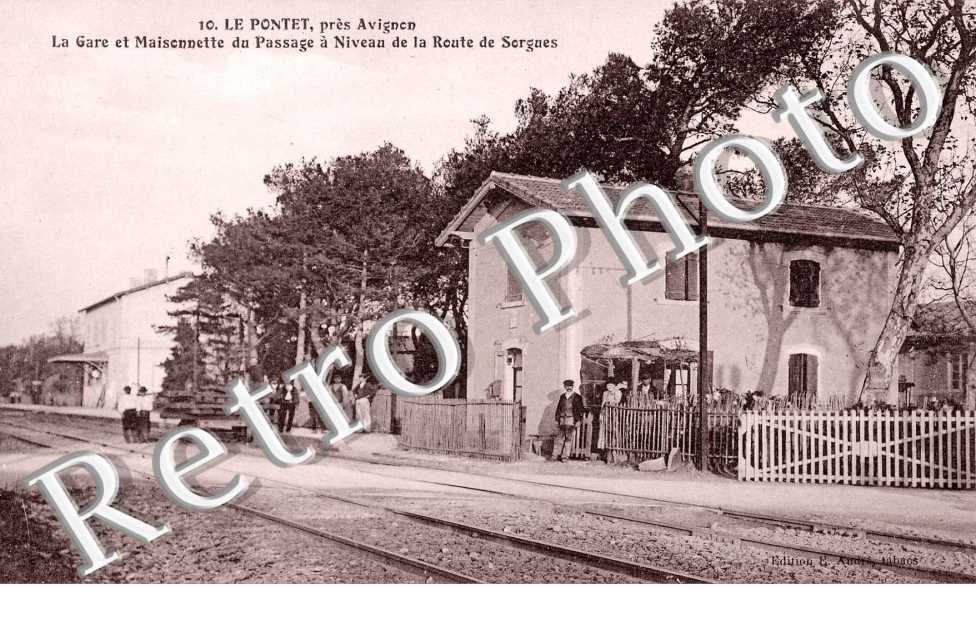 la gare et maisonnette du passage a niveau de la route de Sorgnes