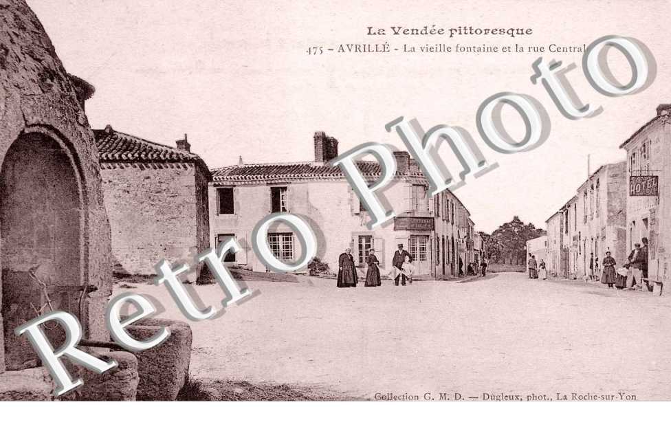 La vieille fontaine et la rue centrale