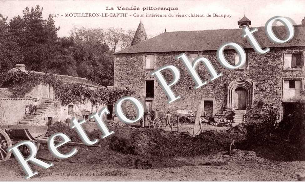Cour intérieure du vieux château de Beaupuy