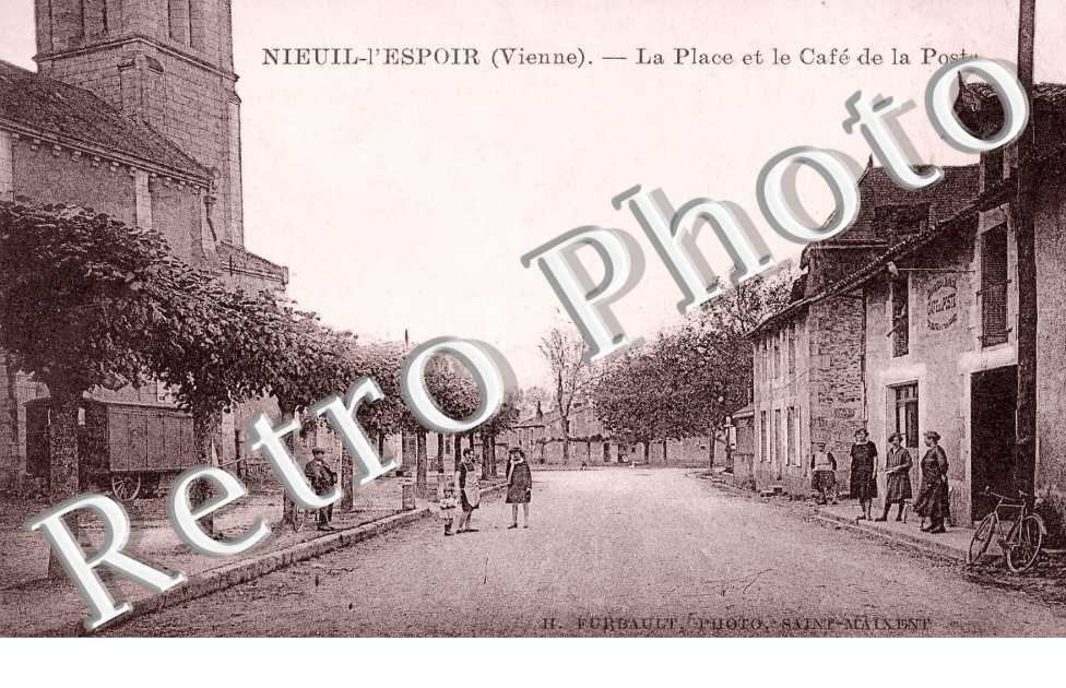 La Place et le cafe de la Poste