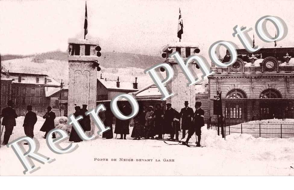 porte de neige devant la gare