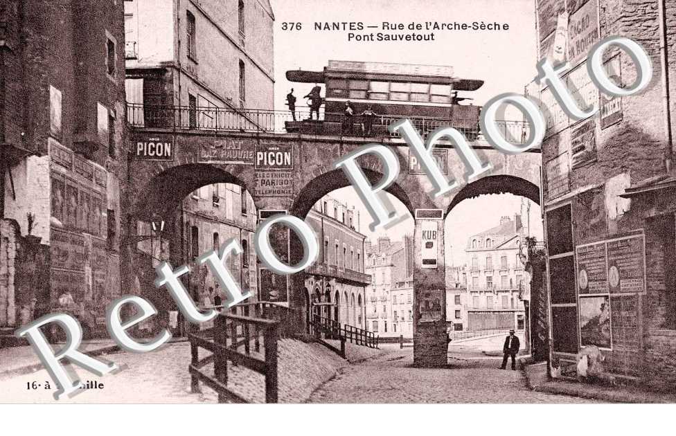 LA RUE DE L'ARCHE SECHE ET LE PONT SAUVETOUT