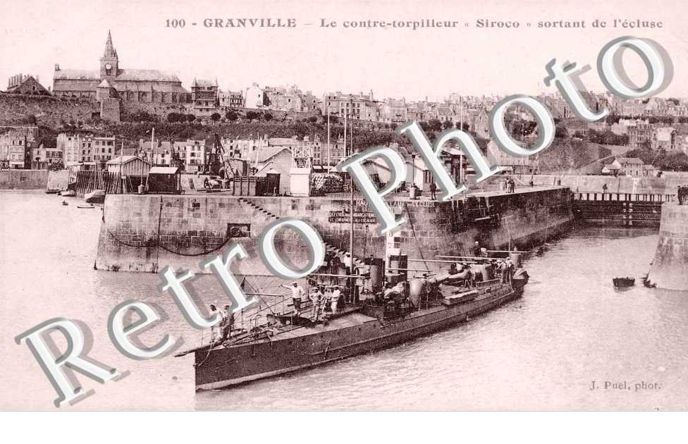Le contre-torpilleur Siroco sortant de l'ecluse